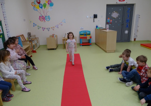 Spacer dziewczynek po czerwonym dywanie